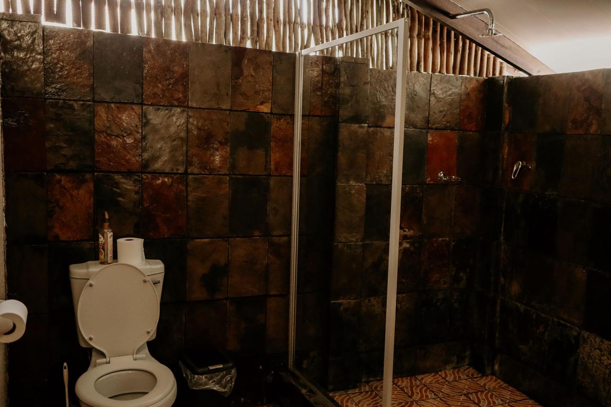 A Traveller'S Palm Hotel พาลาบอร์วา ภายนอก รูปภาพ