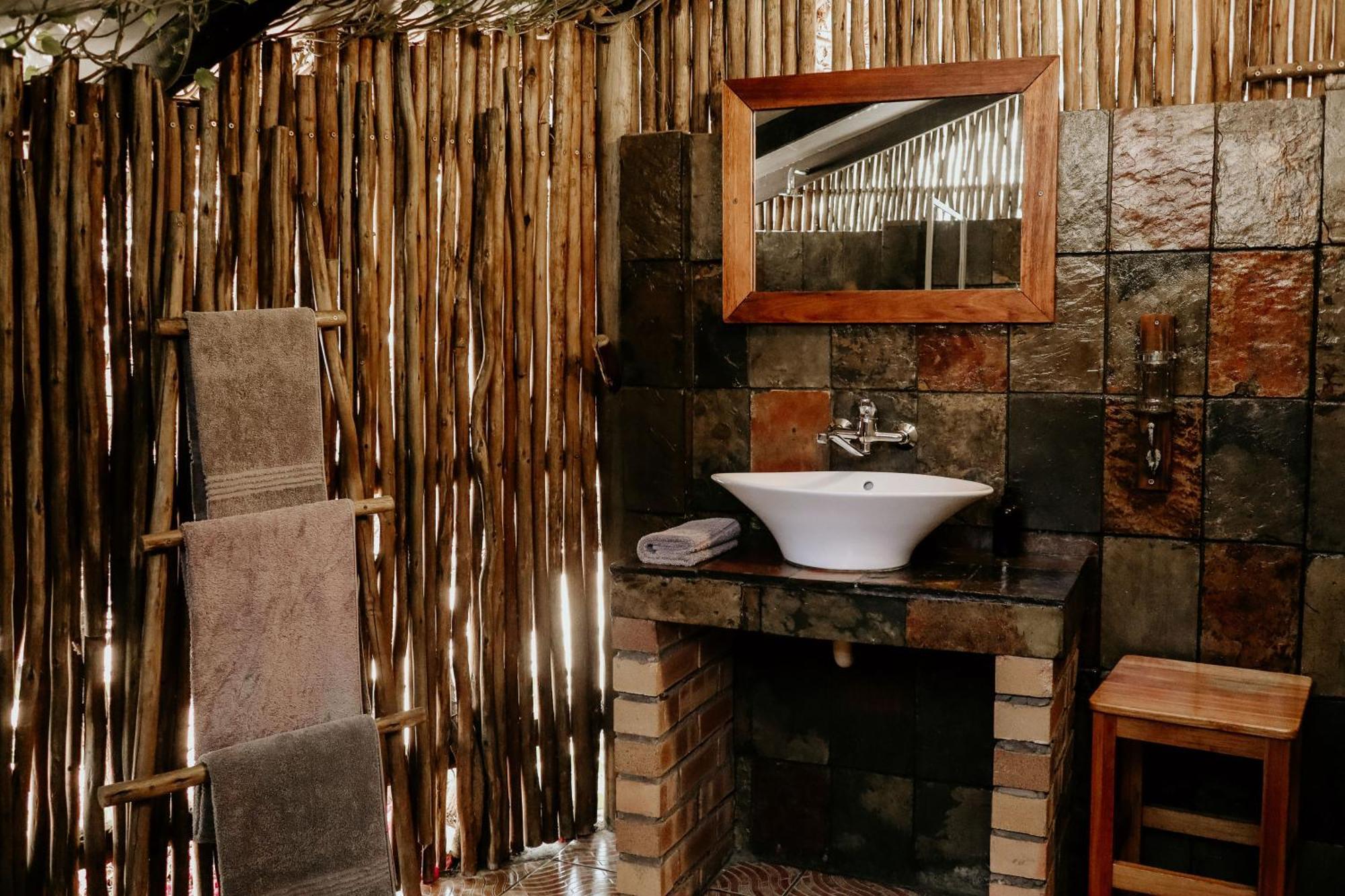 A Traveller'S Palm Hotel พาลาบอร์วา ภายนอก รูปภาพ