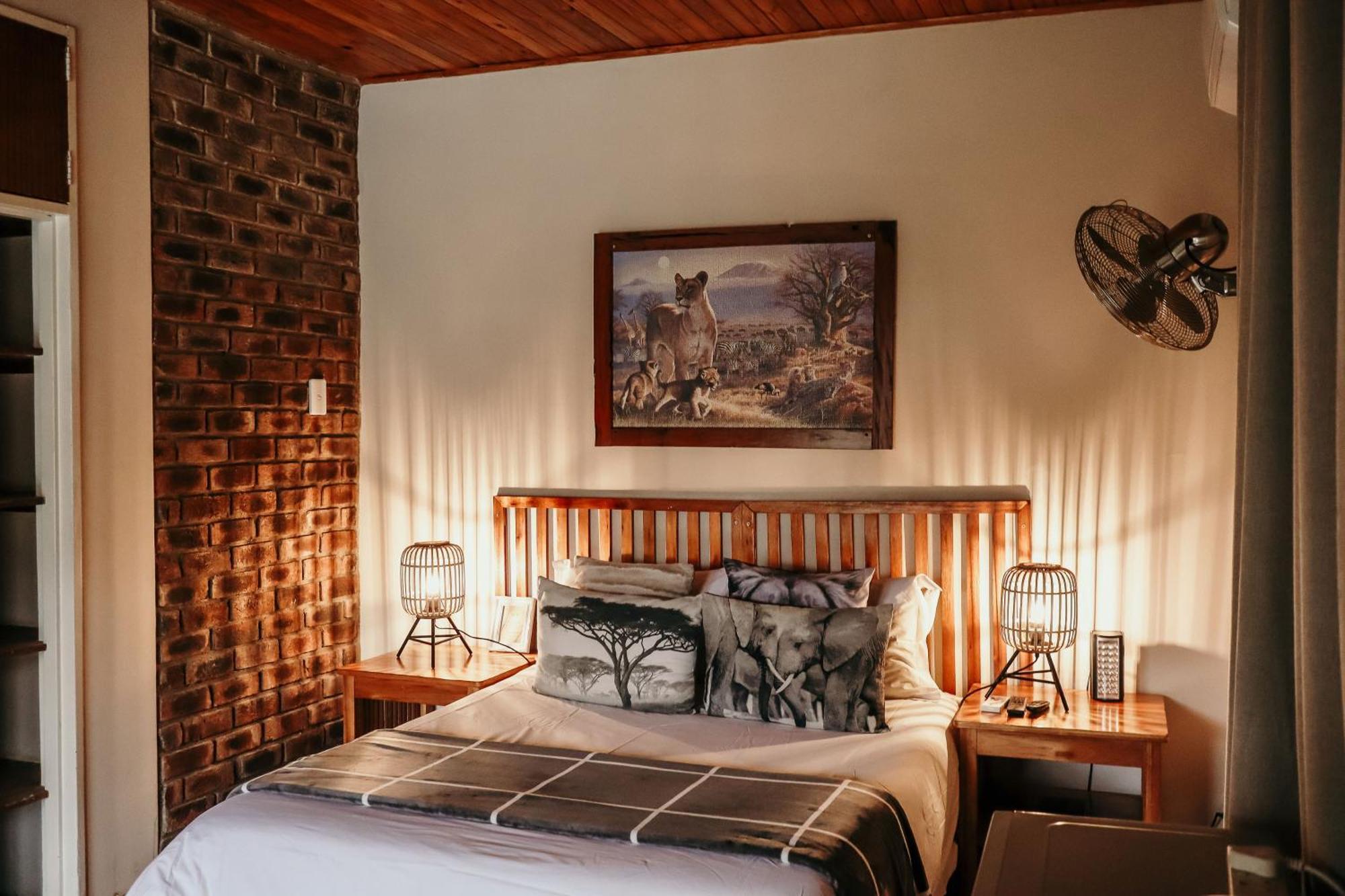 A Traveller'S Palm Hotel พาลาบอร์วา ภายนอก รูปภาพ