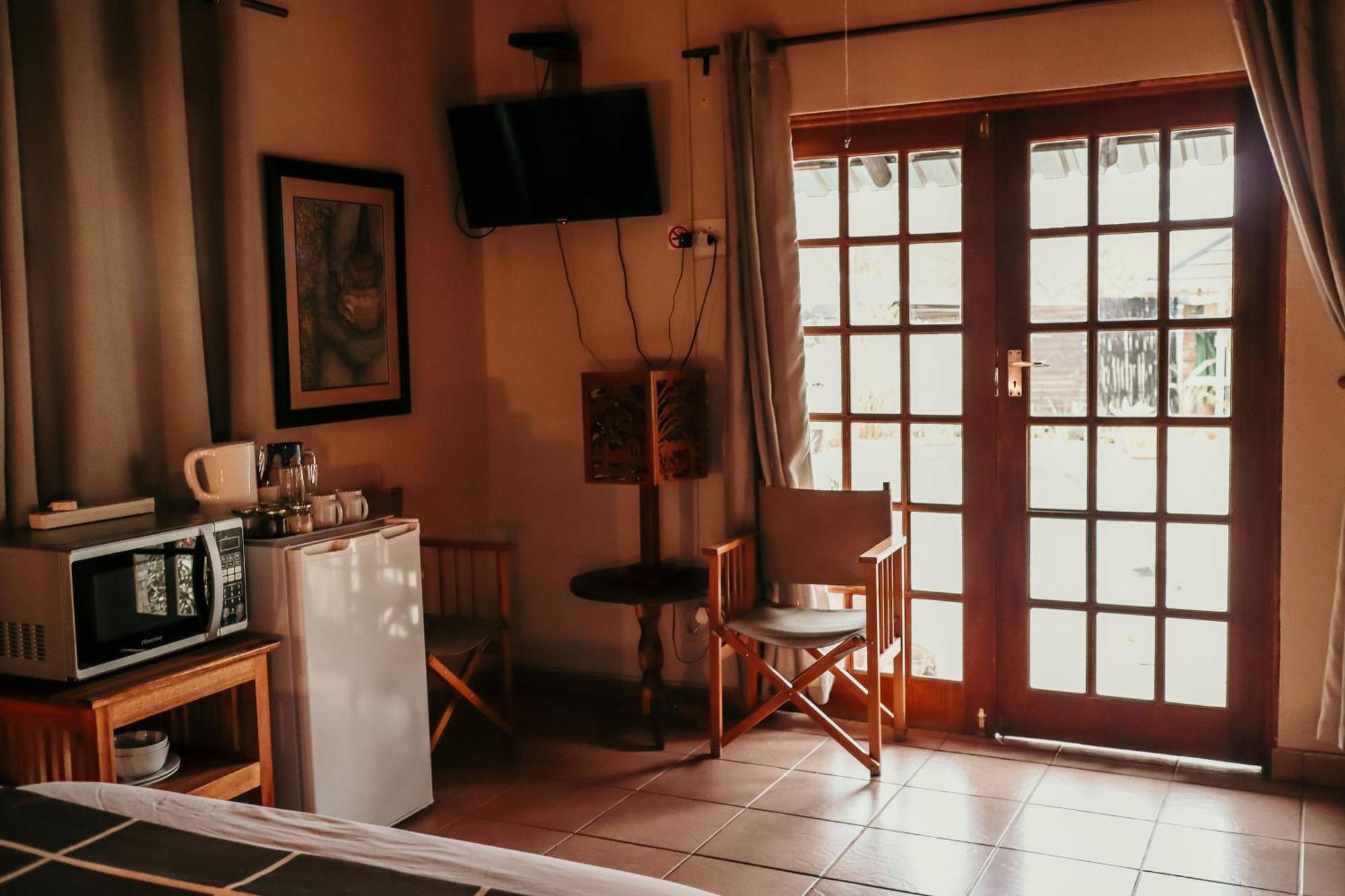 A Traveller'S Palm Hotel พาลาบอร์วา ภายนอก รูปภาพ