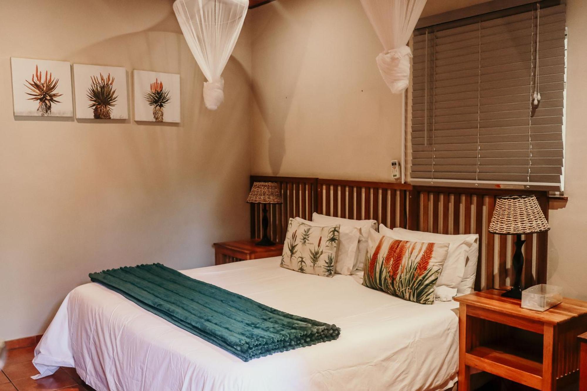 A Traveller'S Palm Hotel พาลาบอร์วา ภายนอก รูปภาพ