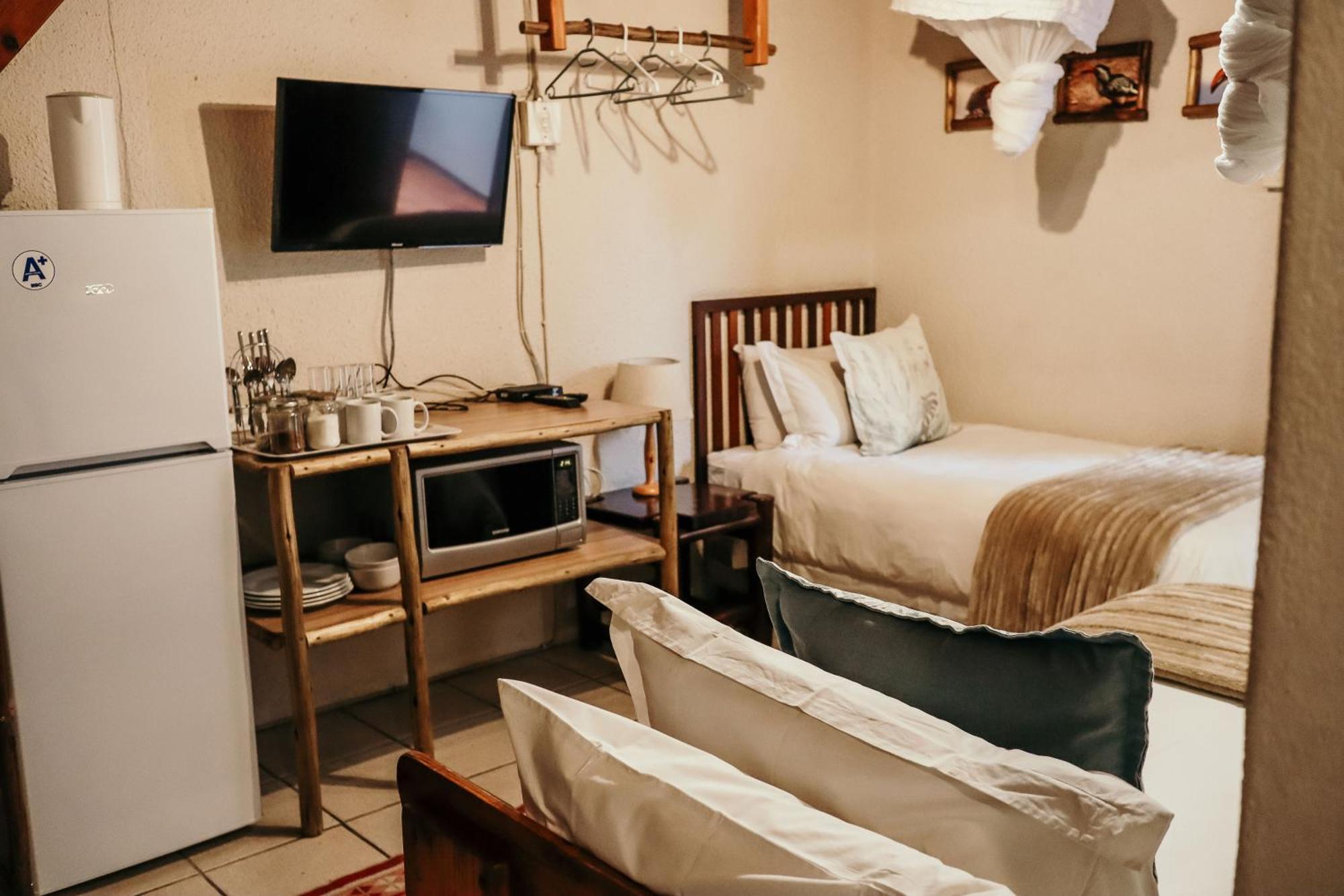 A Traveller'S Palm Hotel พาลาบอร์วา ภายนอก รูปภาพ