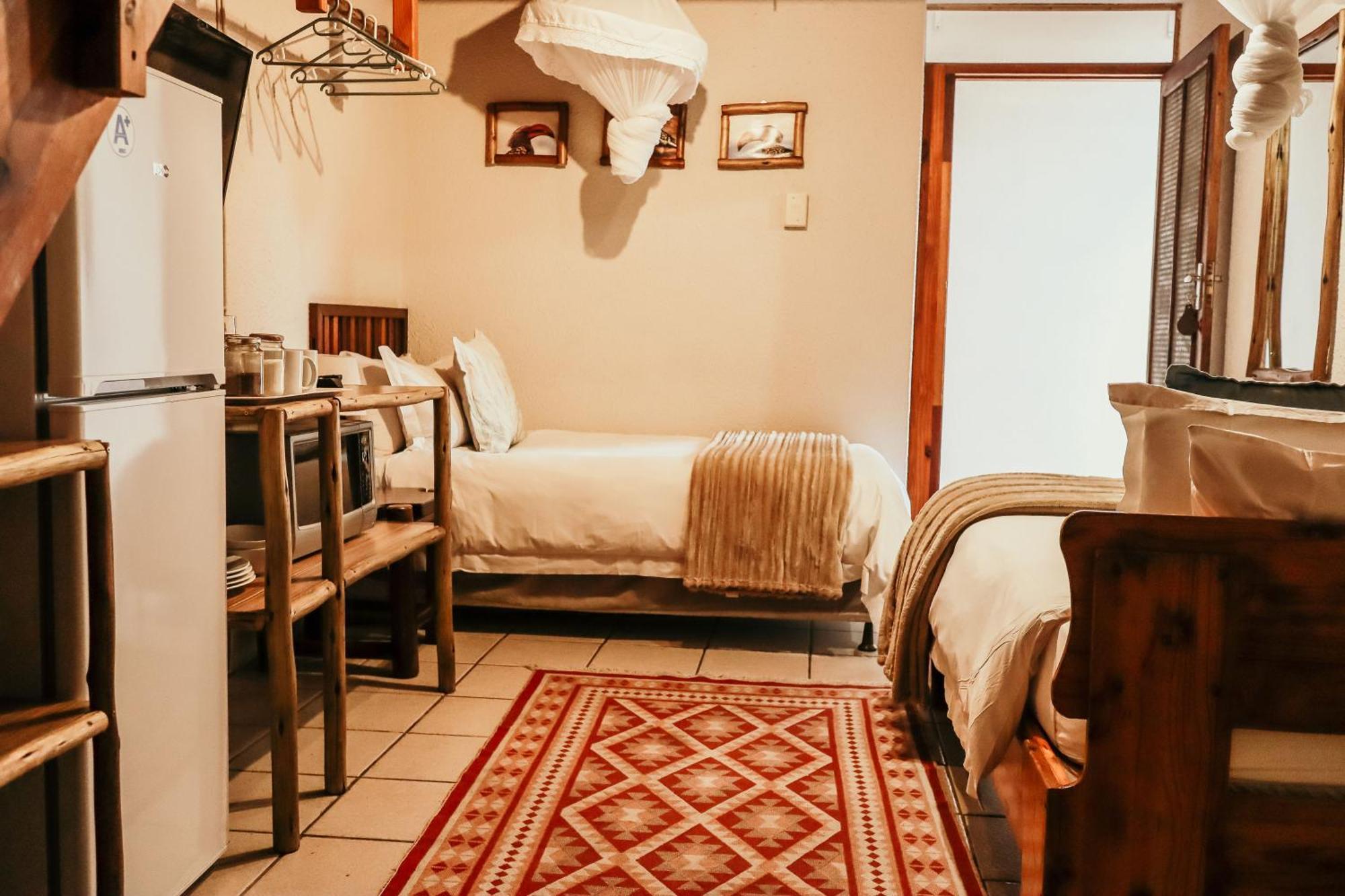 A Traveller'S Palm Hotel พาลาบอร์วา ภายนอก รูปภาพ