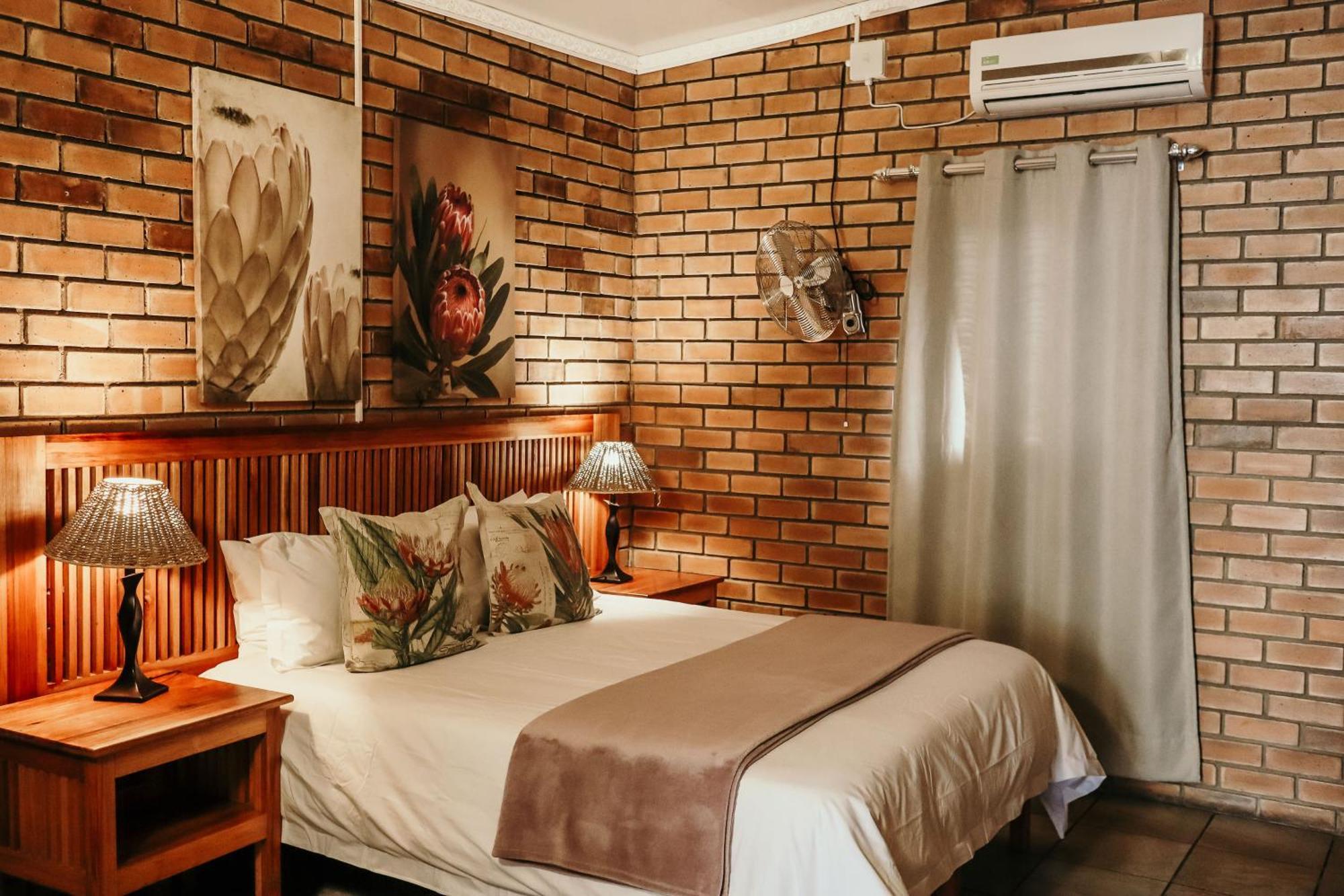A Traveller'S Palm Hotel พาลาบอร์วา ภายนอก รูปภาพ