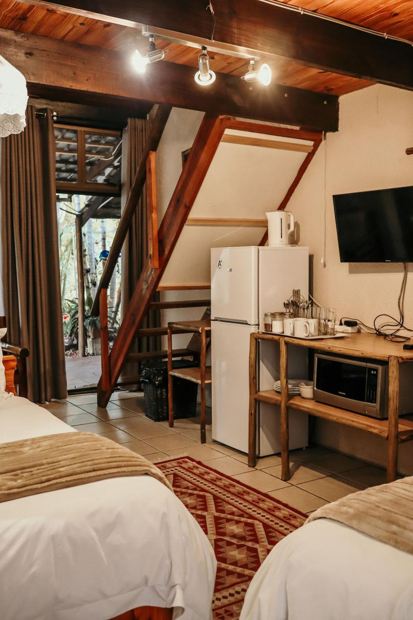 A Traveller'S Palm Hotel พาลาบอร์วา ภายนอก รูปภาพ