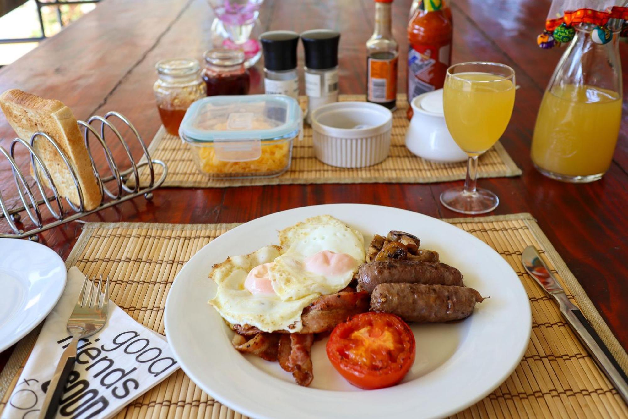 A Traveller'S Palm Hotel พาลาบอร์วา ภายนอก รูปภาพ