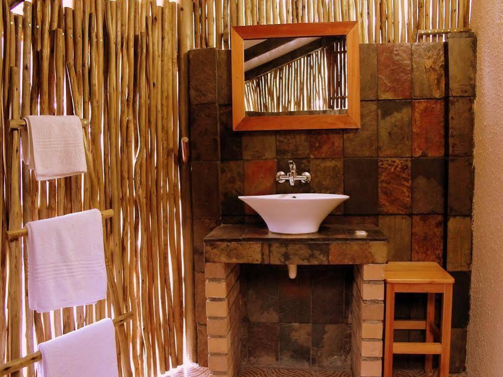A Traveller'S Palm Hotel พาลาบอร์วา ภายนอก รูปภาพ